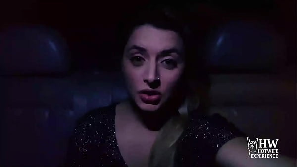 Fudeu com todos que estavam na praça do Dogging. Ela é a verdadeira hotwife, a rainha do dogging. Casada muito safada, rosto angelical, fode com todos os machos pirocudos na praça publica.